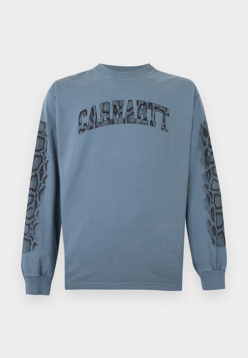 Blaues Carhartt Langarmshirt mit Schlangenledermuster-Text auf der Vorderseite und passenden Schlangenleder-Designs entlang beider Ärmel.