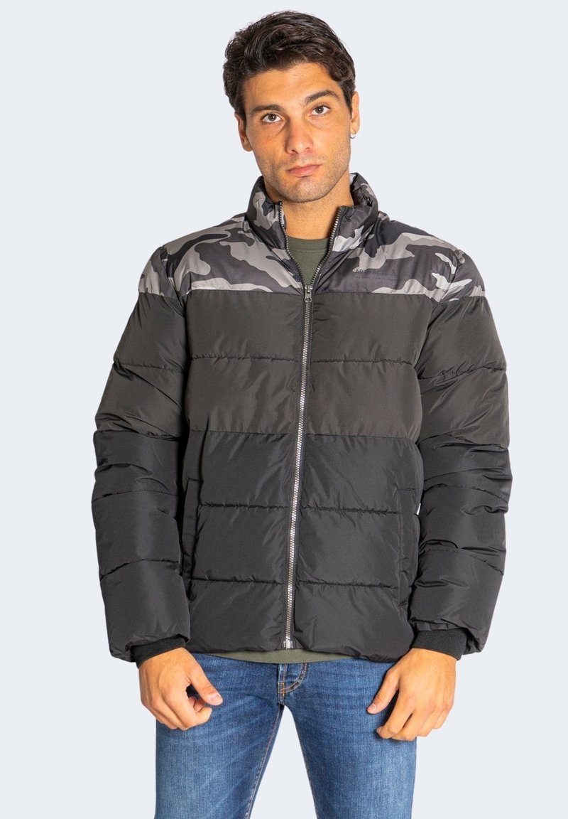 Schwarze Puffjacke mit grauen Camouflage-Akzenten, ausgestattet mit einem Stehkragen, einem Reißverschluss und einem gesteppte Design zur Isolierung.