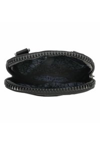 Bolsa de cremallera negra con exterior texturizado. El interior presenta un forro de tela oscura con un patrón de marca repetido. Tirador de cremallera circular.