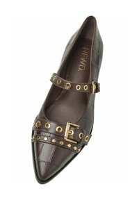 Ballera in pelle marrone con punta affusolata, caratterizzata da una texture a coccodrillo, doppie cinghie con accessori dorati e borchie decorative.