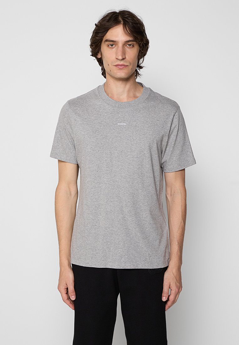 Grijze katoenen t-shirt met korte mouwen, ronde hals en een klein wit logo op de borst. Zachte textuur, klassieke pasvorm.