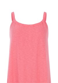 Robe rose sans manches avec fines bretelles et détails froncés subtils le long de l'encolure sur un fond blanc.