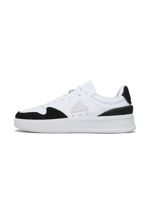 Zapatillas deportivas blancas con detalles en ante negro, que cuentan con un diseño de cordones, cuello acolchado y una suela gruesa blanca.