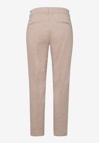 Pantalon beige à jambes droites avec passants de ceinture et deux poches arrière passepoilées, vu de dos sur fond blanc uni.