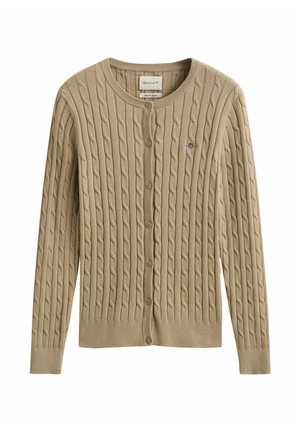 Beige Strickjacke mit Zopfmuster, Knopfleiste, rundem Ausschnitt, langen Ärmeln, gerippten Bündchen und Saum sowie kleinem, gesticktem Logo auf der Brust.