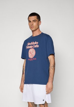 Navy blue cotton t-shirt with a round neckline and short sleeves, featuring a red graphic print of "Stockholm Monte Carlo Tennis Club."