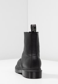 Dr. Martens Šněrovací kotníkové boty - black