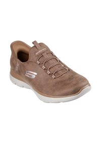 Zapatillas de ante marrón sin cordones con cordones elásticos, parte superior texturizada, cuello acolchado y suela de goma blanca con un ligero degradado.