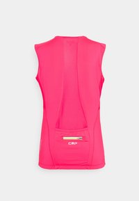 Haut de sport sans manches en rose vif, avec un dos en mesh pour la ventilation, une poche zippée et un logo imprimé sur le devant.