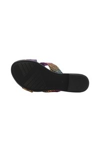Kleurvolle flip-flop sandal met meerkleurige gestructureerde banden, zwarte rubberen zool en een gemarmerde loopvlak. Maat gemarkeerd als 38 op de zool.