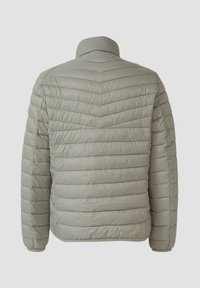 Lichtgrijze donsjack met horizontaal doorgestikt patroon, hoge kraag en elastische manchetten. Gladde textuur en lichtgewicht materiaal.