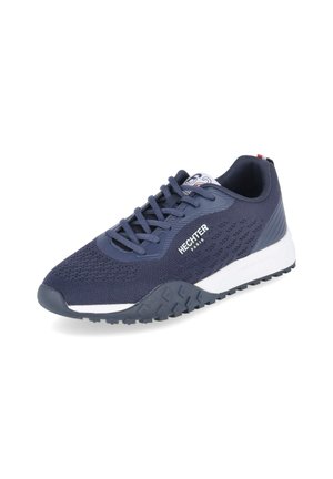 Granatowe sneakersy Hechter Paris z dzianinową cholewką, białą środkową podeszwą, teksturowaną podeszwą i sznurowanym zapięciem na białym tle.