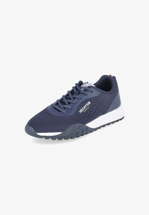 Granatowe sneakersy Hechter Paris z dzianinową cholewką, białą środkową podeszwą, teksturowaną podeszwą i sznurowanym zapięciem na białym tle.