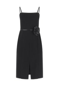 Schwarzes knielanges ärmelloses Kleid mit dünnen Trägern, tailliertem Bund, Schlitz vorne und großem Stoffblumendetail auf der rechten Seite.