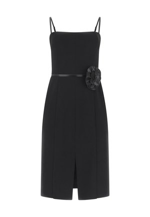 Schwarzes knielanges ärmelloses Kleid mit dünnen Trägern, tailliertem Bund, Schlitz vorne und großem Stoffblumendetail auf der rechten Seite.