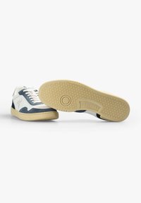 Weiße und blaue Sneaker aus Leder und Wildleder. Verfügt über runde Schnürsenkel, Gummisohle und strukturierte beigefarbene Laufsohle mit Logo.