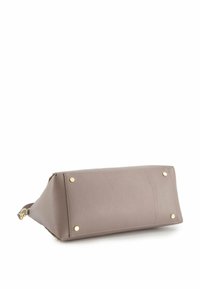 Bruine leren tas met een gestructureerde afwerking, platte vorm, gouden hardware-accenten en vier metalen studs aan de onderkant voor stabiliteit.
