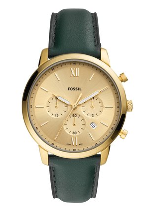 Gouden Fossil chronograafhorloge met groene leren band, drie subwijzerplaten, Romeinse cijfers op 12 en 6 uur, en datumvenster op 4 uur.