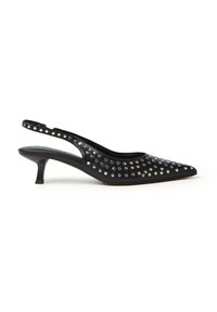 Sandal con tacco kitten a punta nera e cinturino, decorata con borchie argentate che coprono la parte superiore e il cinturino, esposta su uno sfondo bianco.