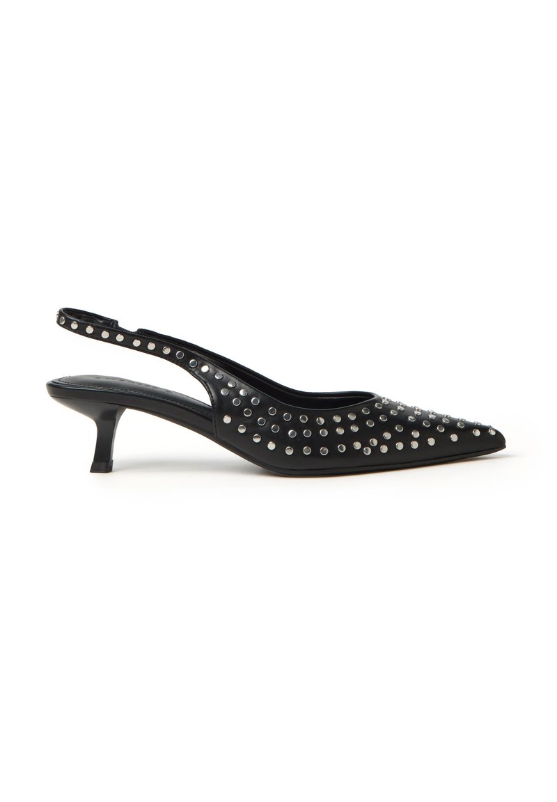Sandal con tacco kitten a punta nera e cinturino, decorata con borchie argentate che coprono la parte superiore e il cinturino, esposta su uno sfondo bianco.