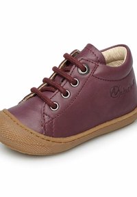 Scarpa in pelle bordeaux con lacci, punta tonda e suola in gomma. Presenta occhielli metallici e dettagli cuciti lungo i bordi.