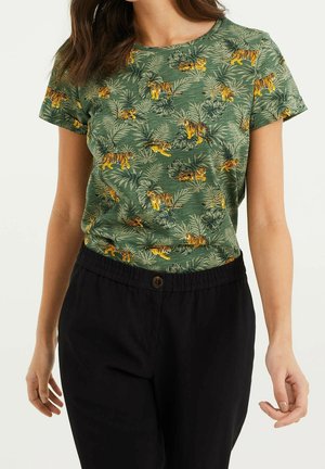 Groen T-shirt met korte mouwen, voorzien van een patroon met een tijger en bladeren, gemaakt van zachte stof met een ronde halslijn, gecombineerd met zwarte broek.