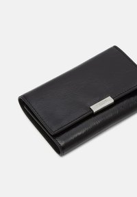 Czarny skórzany portfel o fakturowanej powierzchni, prostokątnym kształcie i srebrnym zapięciu. Składany design ułatwiający przechowywanie.