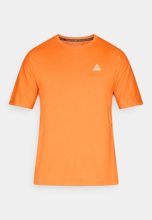 Short-sleeve T-shirt in bright orange, made of soft fabric. Features a small white logo on the chest and a crew neckline.