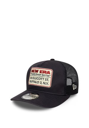 Gorra de camionero negra con una parte frontal estructurada, parte trasera de malla y un parche rojo que muestra "NEW ERA" y detalles de ubicación. Visera curvada y cierre de snapback.