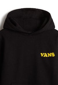 Sweat à capuche noir avec une poche avant et un petit logo "VANS" jaune sur la poitrine, doté d'une capuche rembourrée.