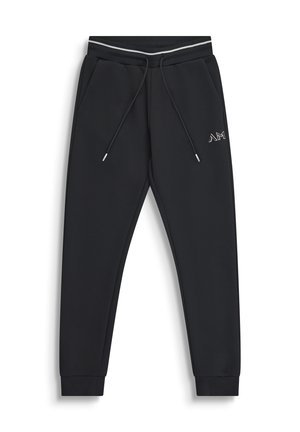 Pantaloni jogger neri a gamba affusolata con vita elastica, coulisse, tasche laterali, polsini alle caviglie e piccolo logo AM bianco sulla parte superiore della coscia.