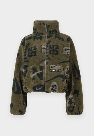 Jachetă din fleece verde măsliniu, scurtă, cu închidere cu fermoar, având modele imprimate în albastru închis și o buzunare frontală. Material moale, texturat.
