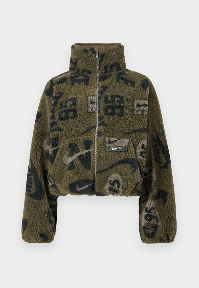 Zugeschnittene olivgrüne Fleecejacke mit Reißverschluss, versehen mit dunkelblauen Druckmustern und einer Vordertasche. Weiches, strukturiertes Material.