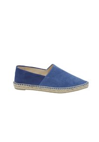 Espadrille azul de lona con punta afilada y lados inclinados. Presenta una suela de yute trenzado que proporciona agarre y flexibilidad.