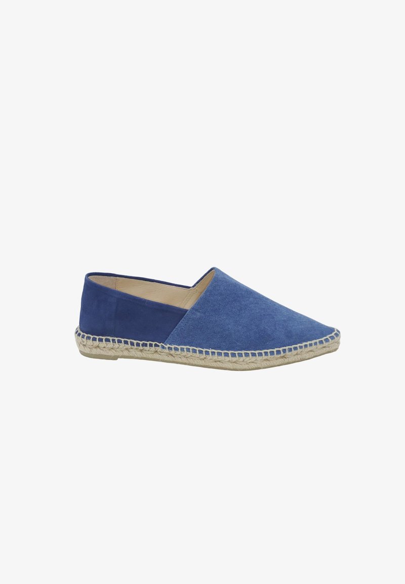 Espadrille azul de lona con punta afilada y lados inclinados. Presenta una suela de yute trenzado que proporciona agarre y flexibilidad.
