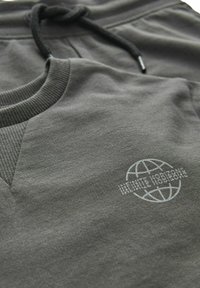 Next T-SHIRT AND SHORTS 2 PIECE SET - Shorts - charcoal grey