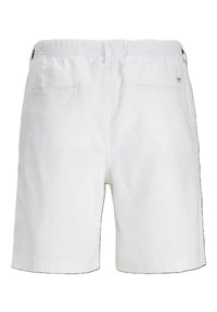 Shorts blancos de algodón con cinturilla elástica, que cuentan con dos bolsillos traseros y costuras en contraste a lo largo de los lados.