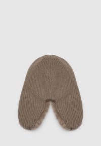 Brązowa dzianinowa czapka z otwartym przodem, z miękkim sztucznym futerkiem obszytym wokół dolnej krawędzi, zapewniającym dodatkowe ciepło i komfort.