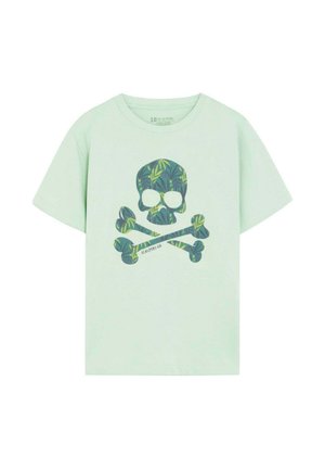 Camiseta de manga corta verde claro con un gráfico centrado en el frente de una calavera y huesos cruzados con hojas oscuras.