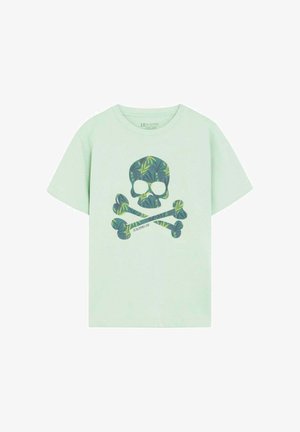 Camiseta de manga corta verde claro con un gráfico centrado en el frente de una calavera y huesos cruzados con hojas oscuras.