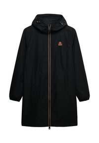 Chaqueta de lluvia ligera negra con capucha, cierre frontal de cremallera, puños elásticos, bolsillos laterales y un logo naranja en el pecho. Textura suave.