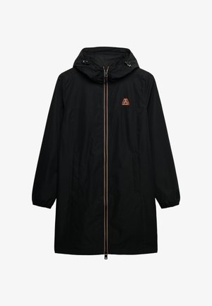 Schwarze, leichte Regenjacke mit Kapuze, Reißverschluss vorne, elastischen Bündchen, Seitentaschen und einem orangefarbenen Logo auf der Brust. Glatte Textur.