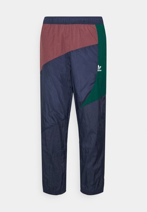 Spodnie dresowe z elastycznym paskiem, z blokami kolorów w odcieniach granatu, bordowego i zielonego oraz małym białym logo Adidas na prawej uda.