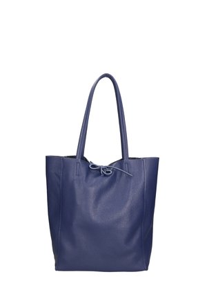 Blauwe leren totebag met een gestructureerd oppervlak, twee lange handvatten en een trekkoordsluiting aan de bovenkant. Eenvoudig, ongecompliceerd ontwerp.