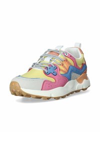Sneaker multicolore caratterizzato da una combinazione di materiali gialli, rosa, blu e grigi. Suola spessa con fondo in gomma testurizzata e dettagli decorativi.