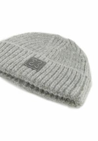 Bonnet tricoté gris en laine douce, avec une texture côtelée et un patch rectangulaire gris présentant un emblème floral.