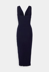 Vestido justo azul-marinho com decote profundo em V, alças largas e comprimento até ao joelho. O tecido é suave, com um detalhe de renda em forma de escama na parte inferior.