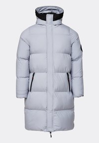 Hellgrauer Steppmantel mit hohem Kragen, Frontreißverschluss und zwei seitlichen Reißverschlusstaschen. Mit einem schwarzen Akzentband am Hals.