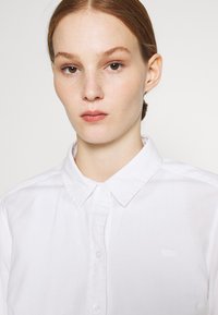 Levi's® CLASSIC SHIRT - Overhemdblouse - bright white
