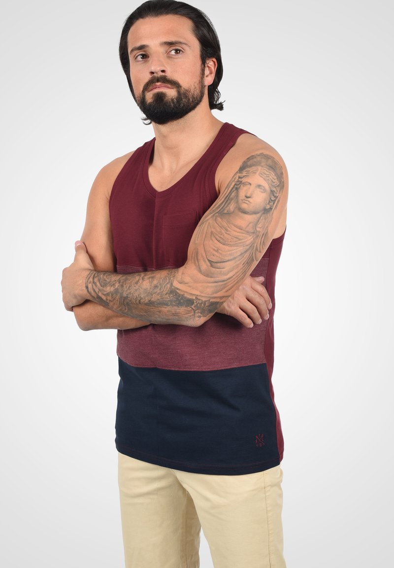 Tumepruun ja tumesinine värviliselt jaotatud pehmena kaelusega tank top, millel on rindade tasku. Pehme kangas ja sirge äär, et tagada mugav sobivus.